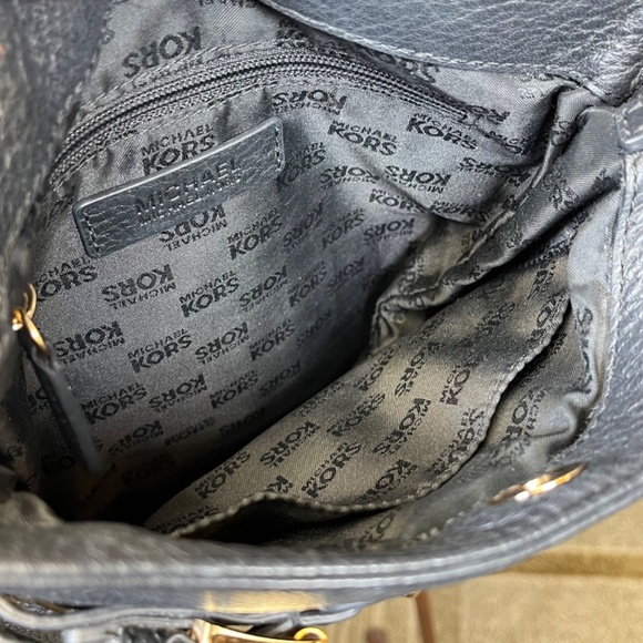 Michael Kors Black Pebbled Leather 'Hamilton' Crossbody Bag - Picture 9 of 15